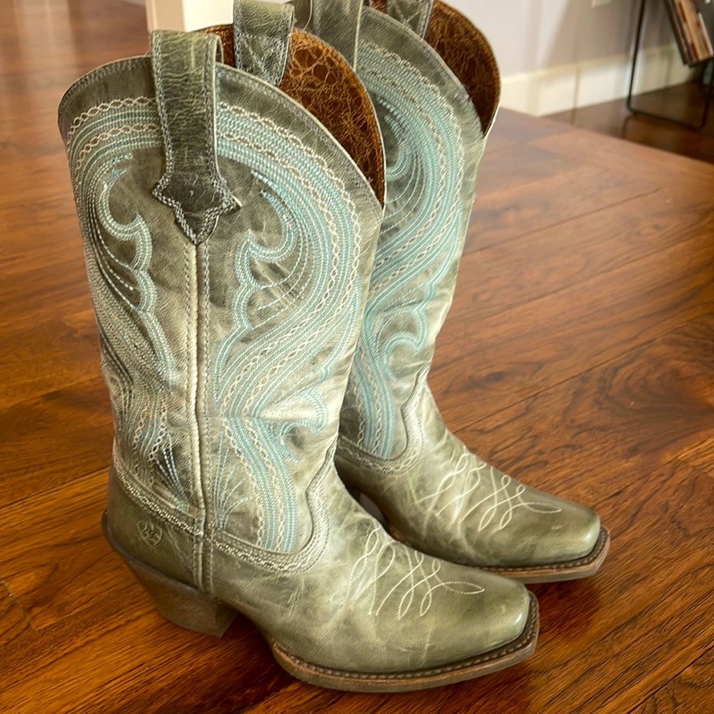 Ariat Lively western boot, grey blue. Square toe. Soft leather.